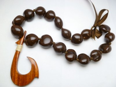 Brown Kukui (18 Nuts) with Large Natural Wood Fish Hook Pendant