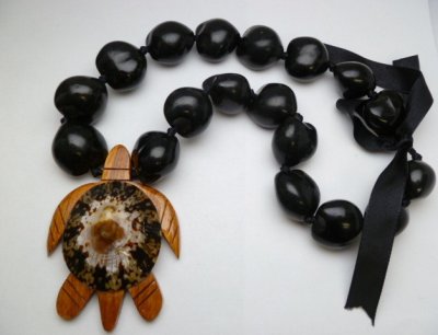 Black Kukui w/Large Wood Sea Turtle Pendant Choker Lei 20"