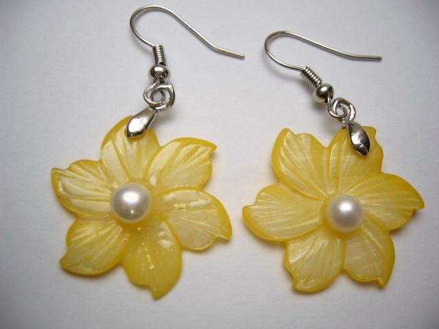 25mm Yellow MOP Flower with Pearl in Rhodium Plated Earring Hook