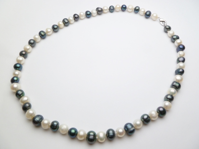 18" Black & White 7-8mm Round Fresh Water Pearl Necklace