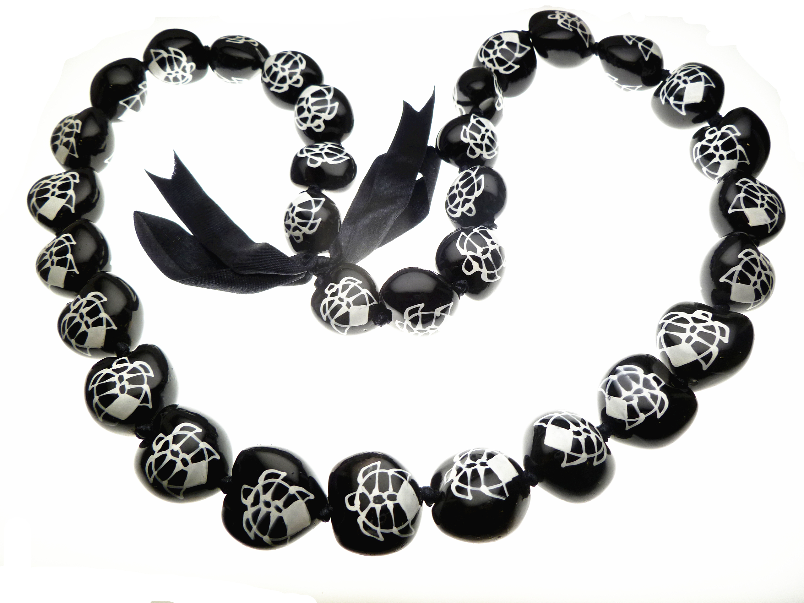 Cream Sea Turtle Hand painted on Black Kukui Nut 32" Lei, 120/cs, MOQ-10pcs/bag